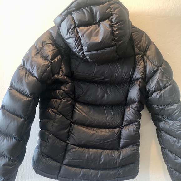 Mountain Hardwear Black Insulated Down Puffy Jacket with hood - Picture 5 of 9